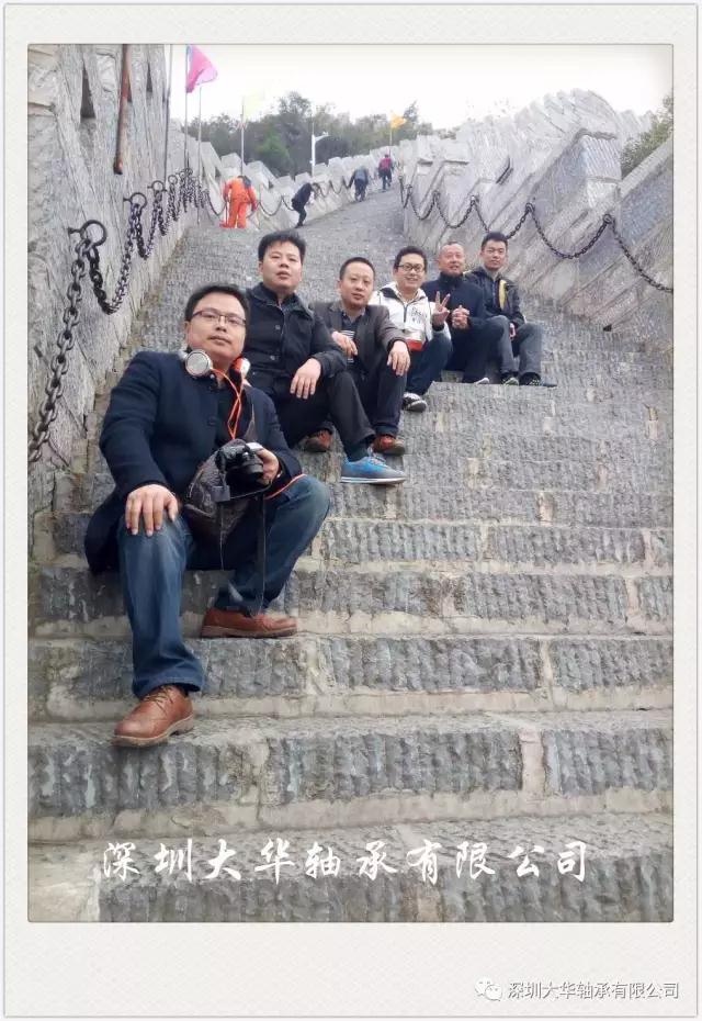 古城墻，坐在最前邊的是號稱體重130的時(shí)尚達(dá)人—九哥